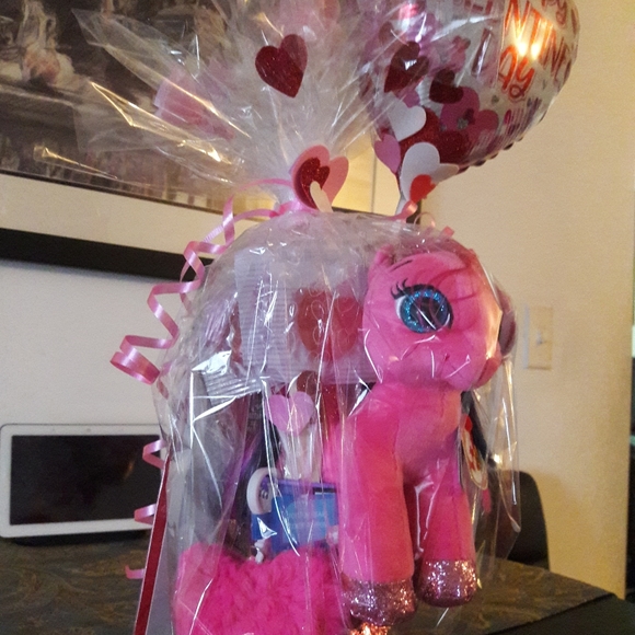 Valentine's Day Gift Basket - Picture 2 of 8